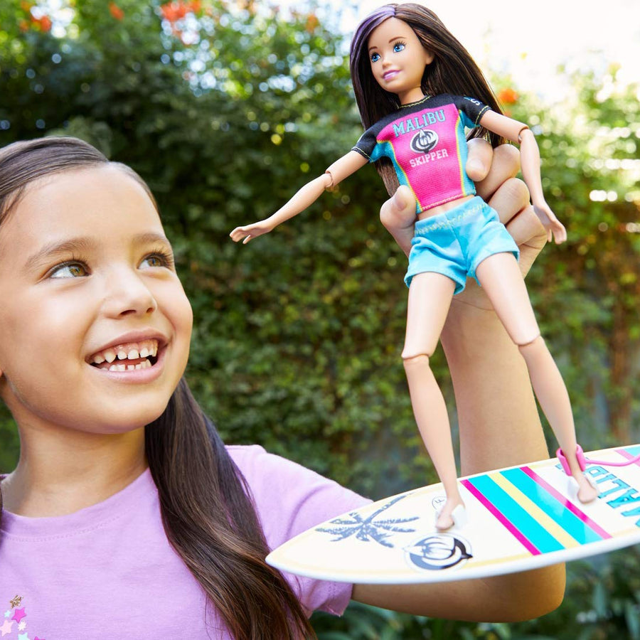 Barbie Dreamhouse Adventures Skipper Surf Doll, approx. 11-inch in Surfing Fashion, with Accessories