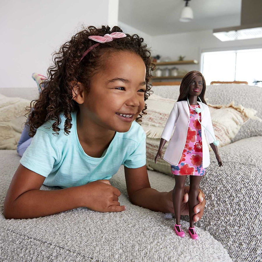 Barbie Doctor Doll (12-in/30.40-cm), Brunette Hair, Curvy Shape, Doctor Coat, Print Dress, Stethoscope Accessory, Great Toy Gift for Ages 3 Years Old & Up , White