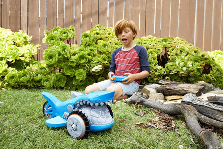 Hot Wheels R/C Supercharged Shark Vehicle, Radio-Controlled Shark that Races on Land & Water, R/C Chomping Mechanism, Dynamic Steering
