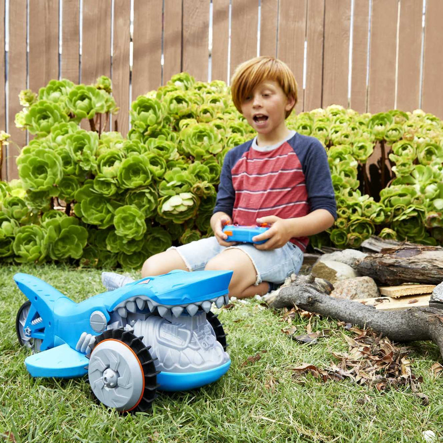 Hot Wheels R/C Supercharged Shark Vehicle, Radio-Controlled Shark that Races on Land & Water, R/C Chomping Mechanism, Dynamic Steering
