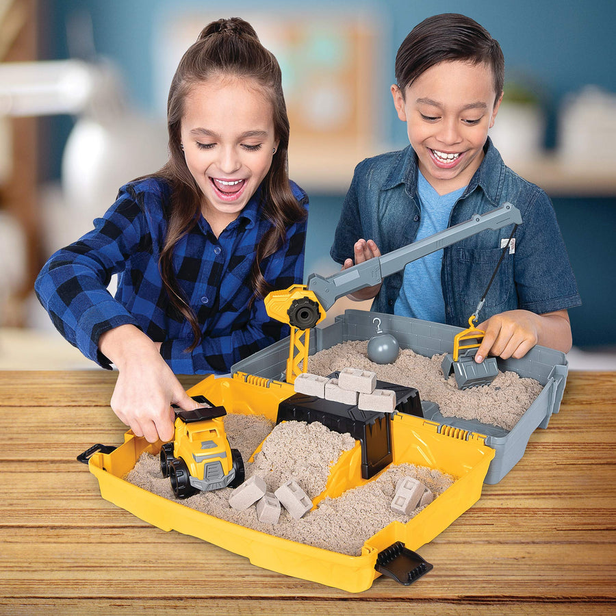 Kinetic Sand, Construction Site Folding Sandbox Playset with Vehicle and 2lbs, for Kids Aged 3 and up