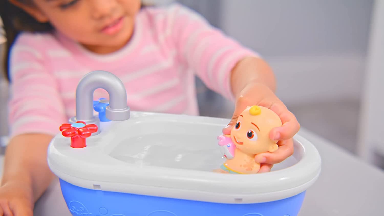 CoComelon Musical Bathtime Playset - Plays Clips of The ‘Bath Song’ - Features 2 Color Change Figures (JJ & Tomtom), 2 Toy Bath Squirters, Cleaning Cloth – Toys for Kids, Toddlers, and Preschoolers