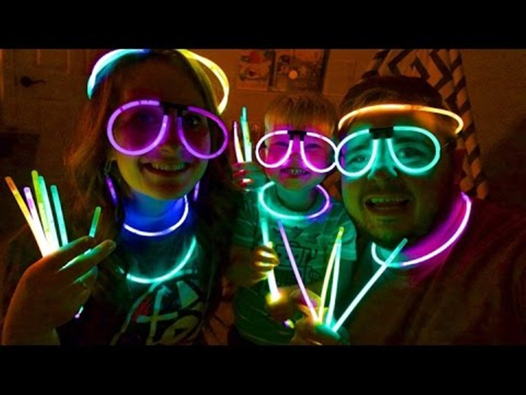 BUDI 200 Glow Sticks 467Pcs Glow Party Favors for Kids/Adults: 200 Glowsticks Party Packs 7 colors & Connectors for Glow Necklace, Flower Balls, Luminous Glasses and Triple/Butterfly Bracelets