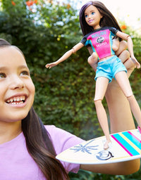 Barbie Dreamhouse Adventures Skipper Surf Doll, approx. 11-inch in Surfing Fashion, with Accessories
