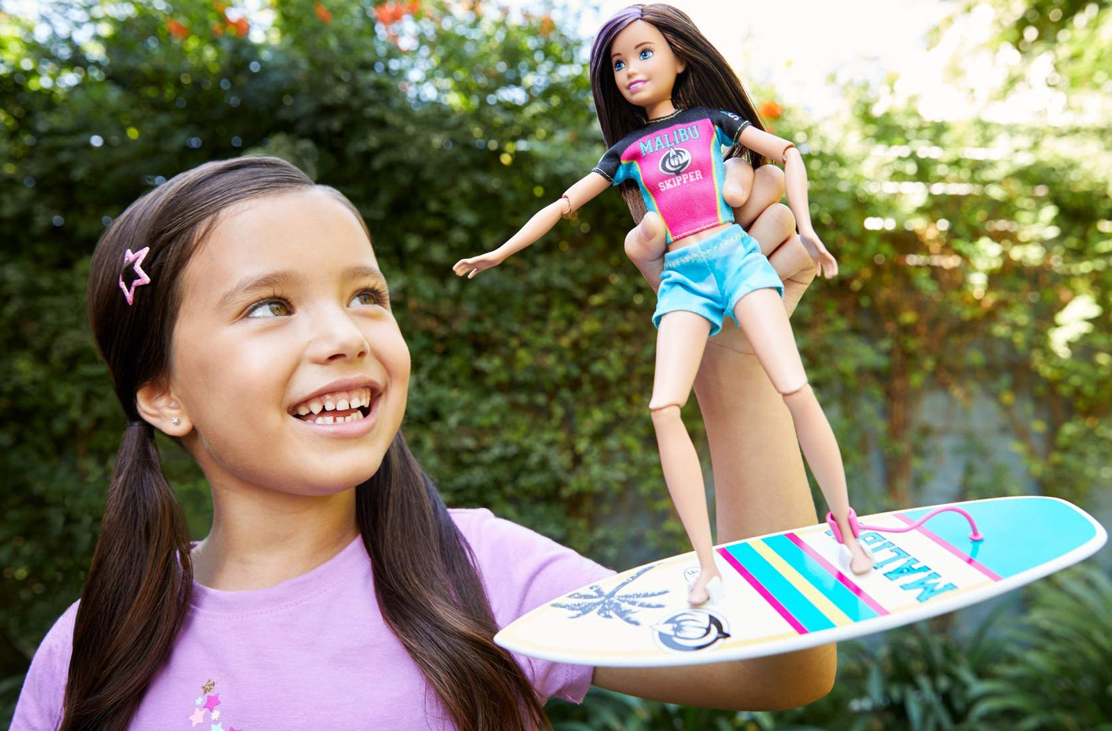 Barbie Dreamhouse Adventures Skipper Surf Doll, approx. 11-inch in Surfing Fashion, with Accessories
