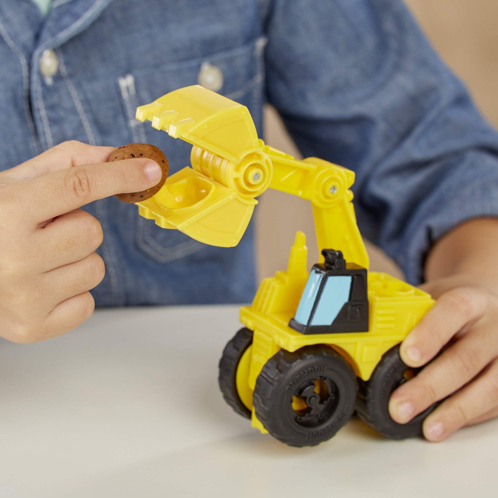 Play-Doh Wheels Excavator and Loader Toy Construction Trucks with Non-Toxic Sand Buildin' Compound Plus 2 Additional Colors (Amazon Exclusive)