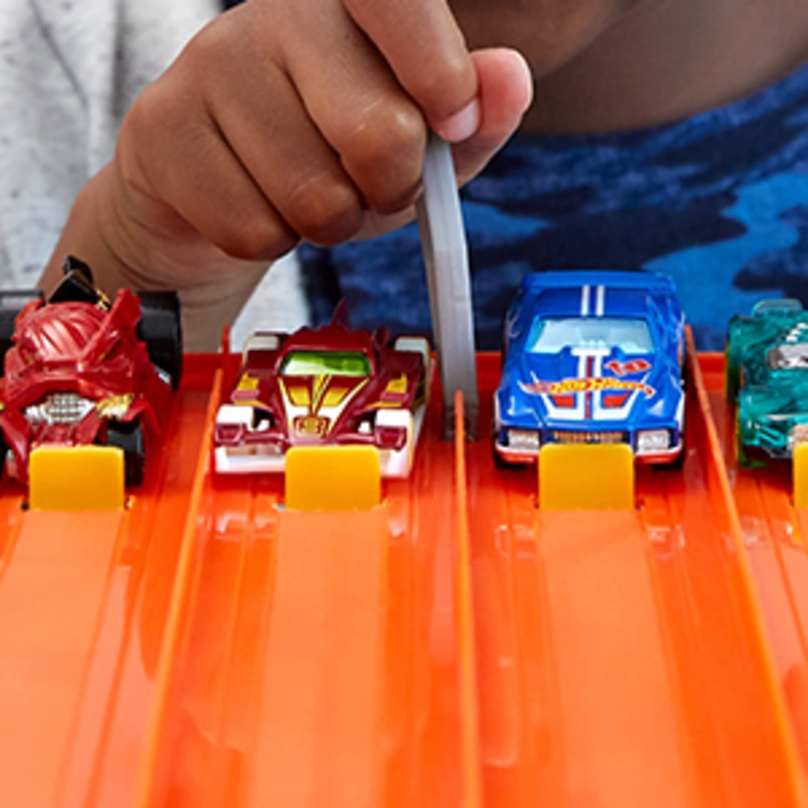 Hot Wheels 4-Lane Race with Fair-Start Launcher and Checkered Flag [Amazon Exclusive]