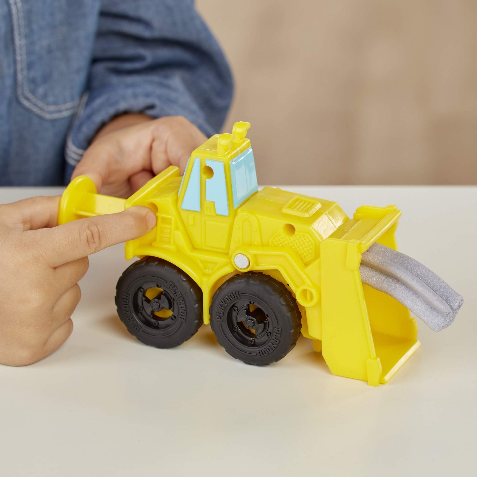 Play-Doh Wheels Excavator and Loader Toy Construction Trucks with Non-Toxic Sand Buildin' Compound Plus 2 Additional Colors (Amazon Exclusive)