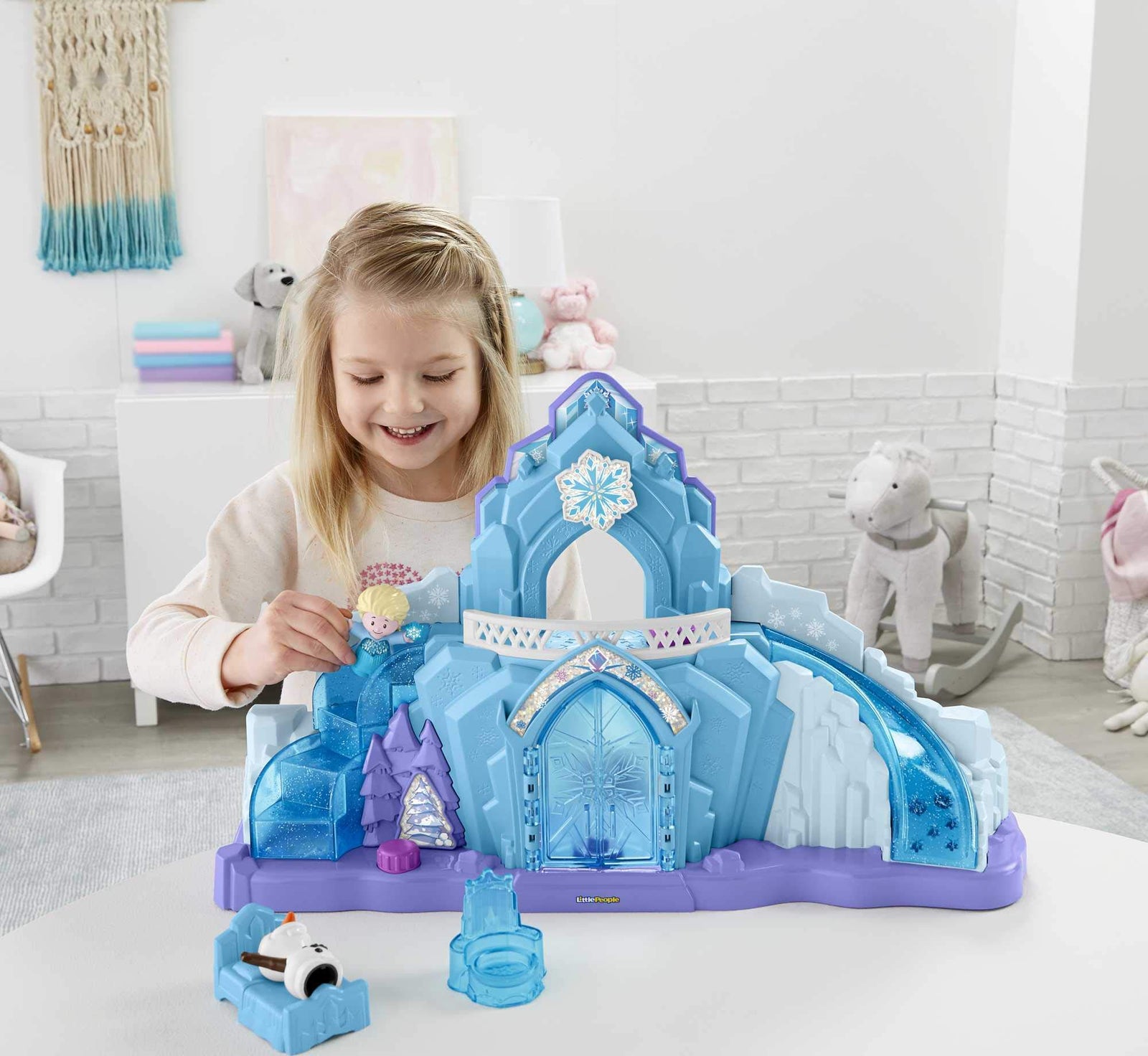 Disney Frozen Elsa's Ice Palace by Little People, Musical Light-Up Playset Featuring Elsa and Olaf, Dazzling Lights, Sounds, and the Hit Song, "Let It Go"!
