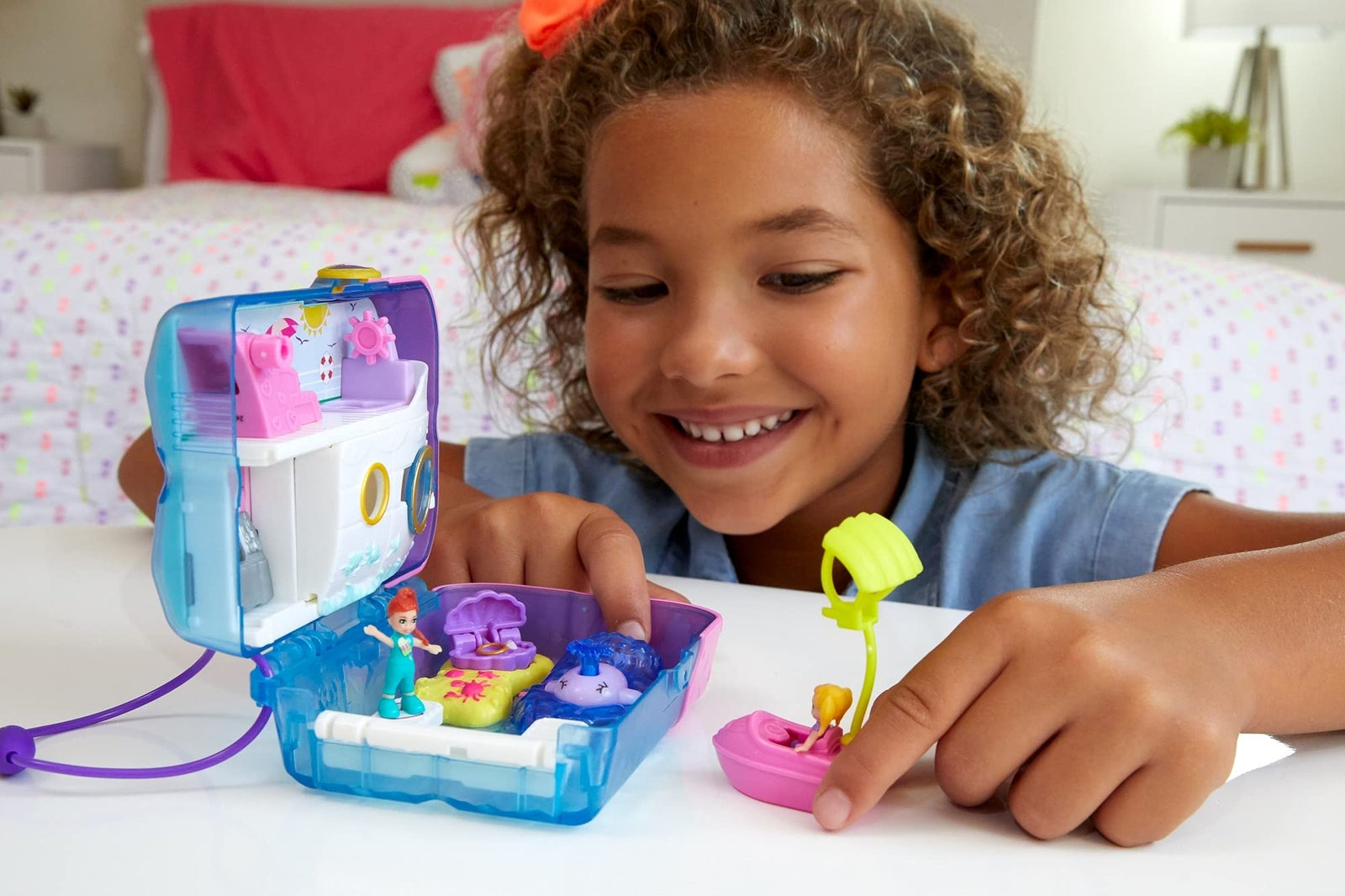 Polly Pocket Pocket World Sweet Sails Cruise Ship Compact with Fun Reveals, Micro Polly and Lila Dolls and Jet Ski Accessory, for Ages 4 and Up [Amazon Exclusive]