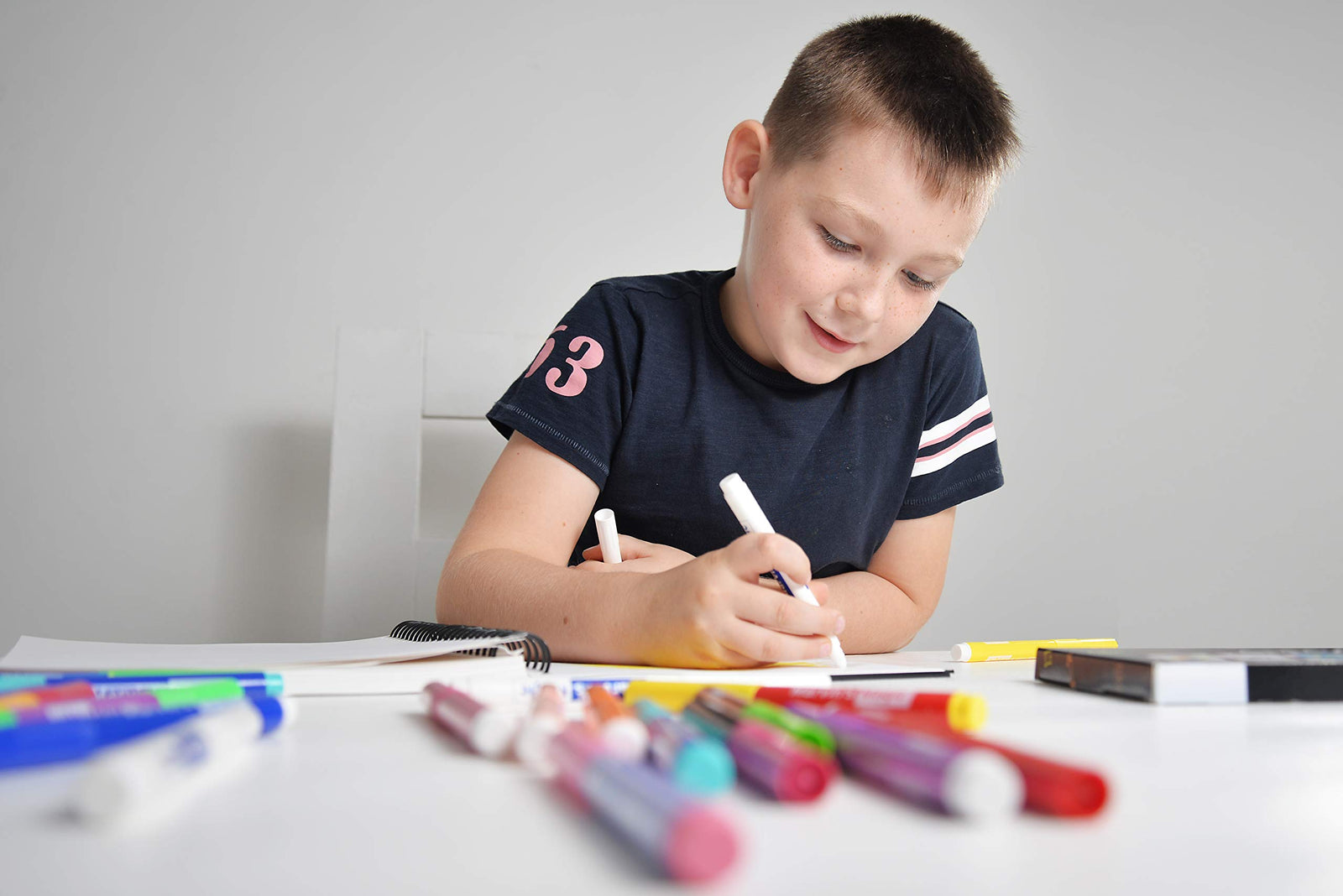Marvin's Magic -x 25 Amazing Magic Pens - Colour Changing Magic Pen Art - Create 3D Lettering or Write Secret Messages - Includes 25 Magic Pens