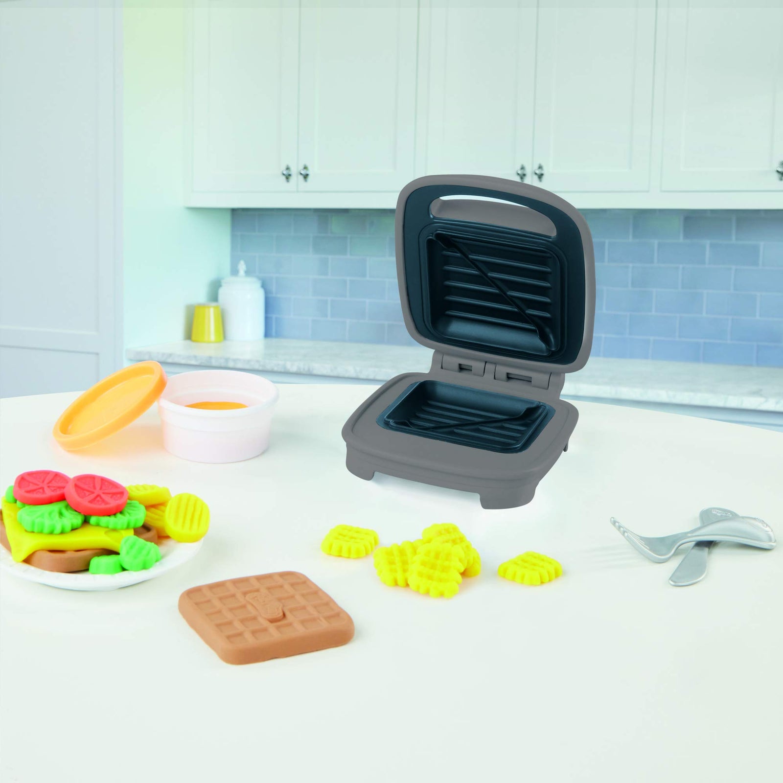 Play-Doh Kitchen Creations Cheesy Sandwich Play Food Set for Kids 3 Years and Up Elastix Compound and 6 Additional Colors