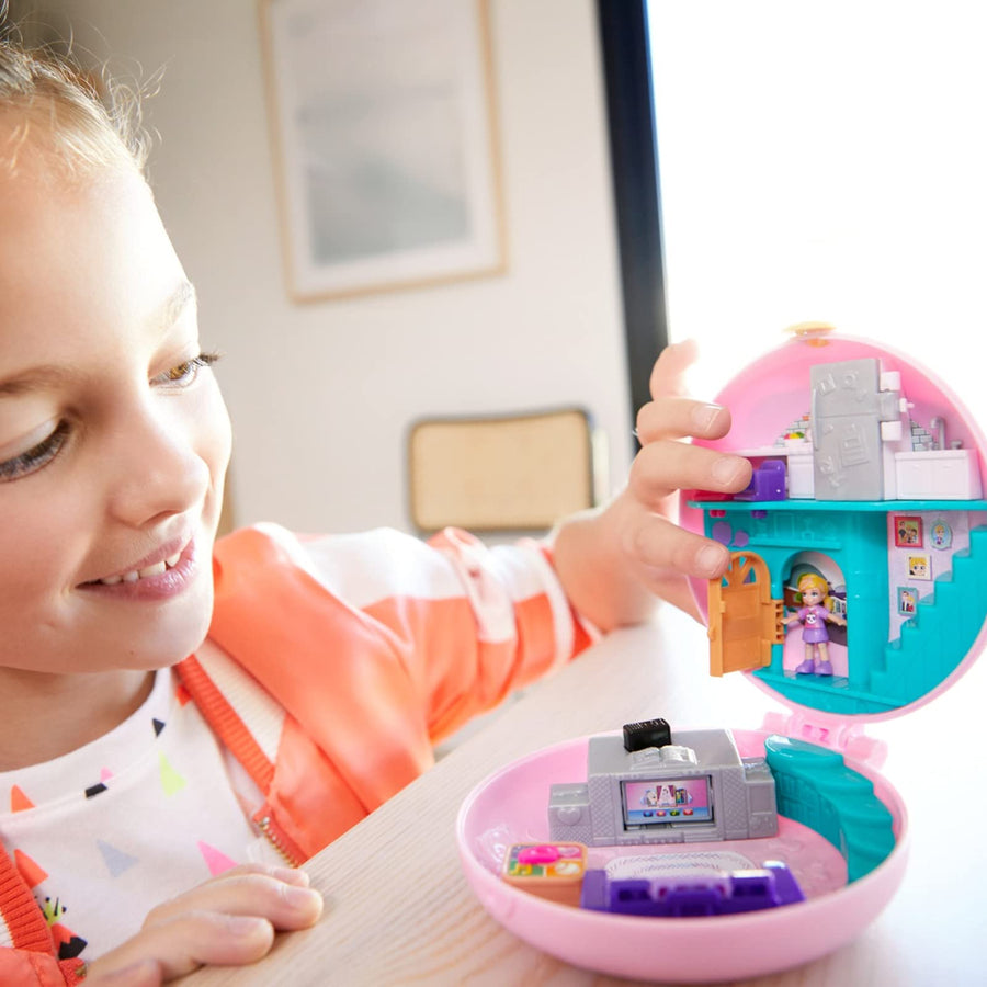 Polly Pocket Pocket World Donut Pajama Party Compact with Donut Shape, Polly’s Living Room World, Surprise Reveals, Micro Polly and Shani Dolls & Pizza Scooter Accessory [Amazon Exclusive]