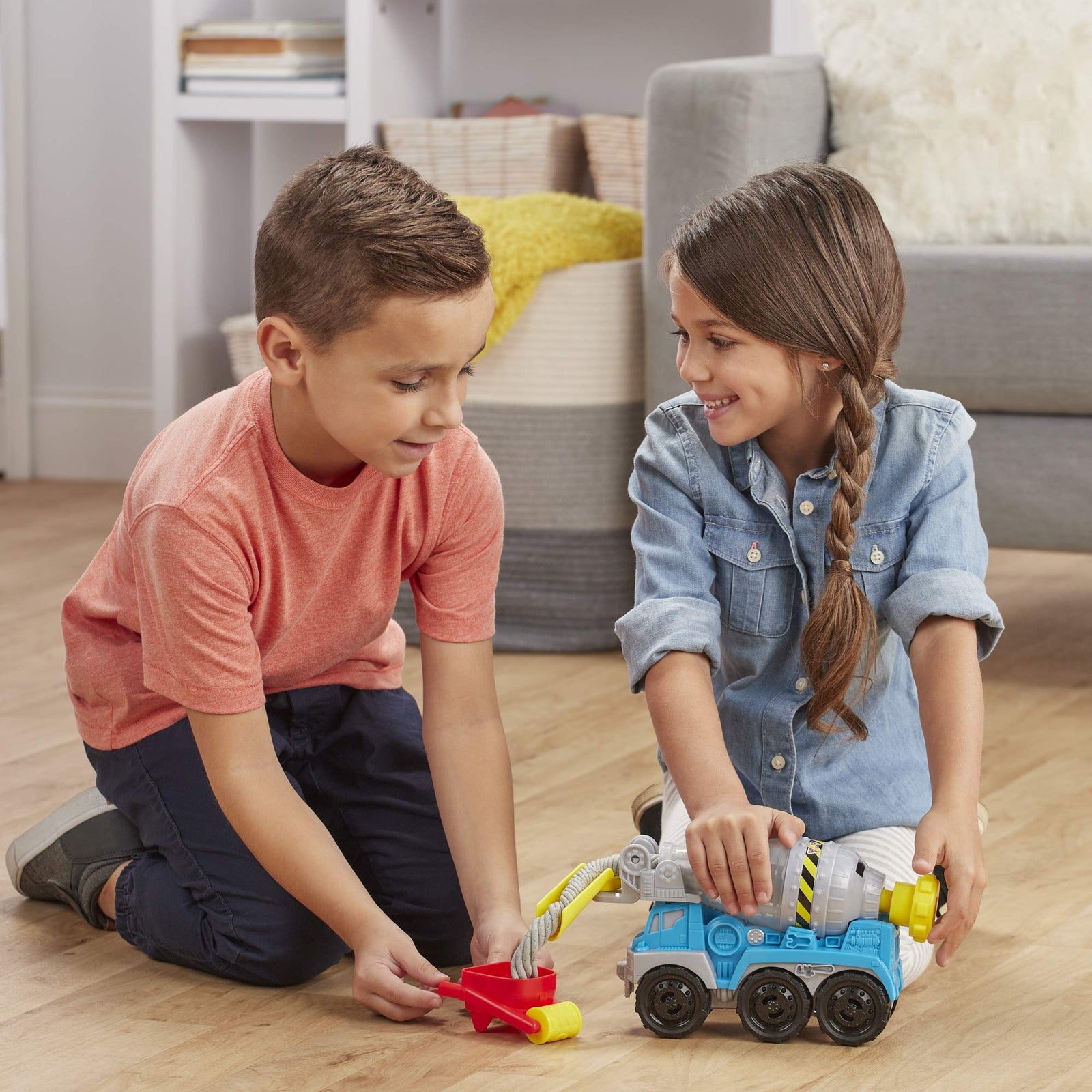 Play-Doh Wheels Cement Truck Toy for Kids Ages 3 & Up with Non-Toxic Cement-Colored Buildin' Compound Plus 3 Colors