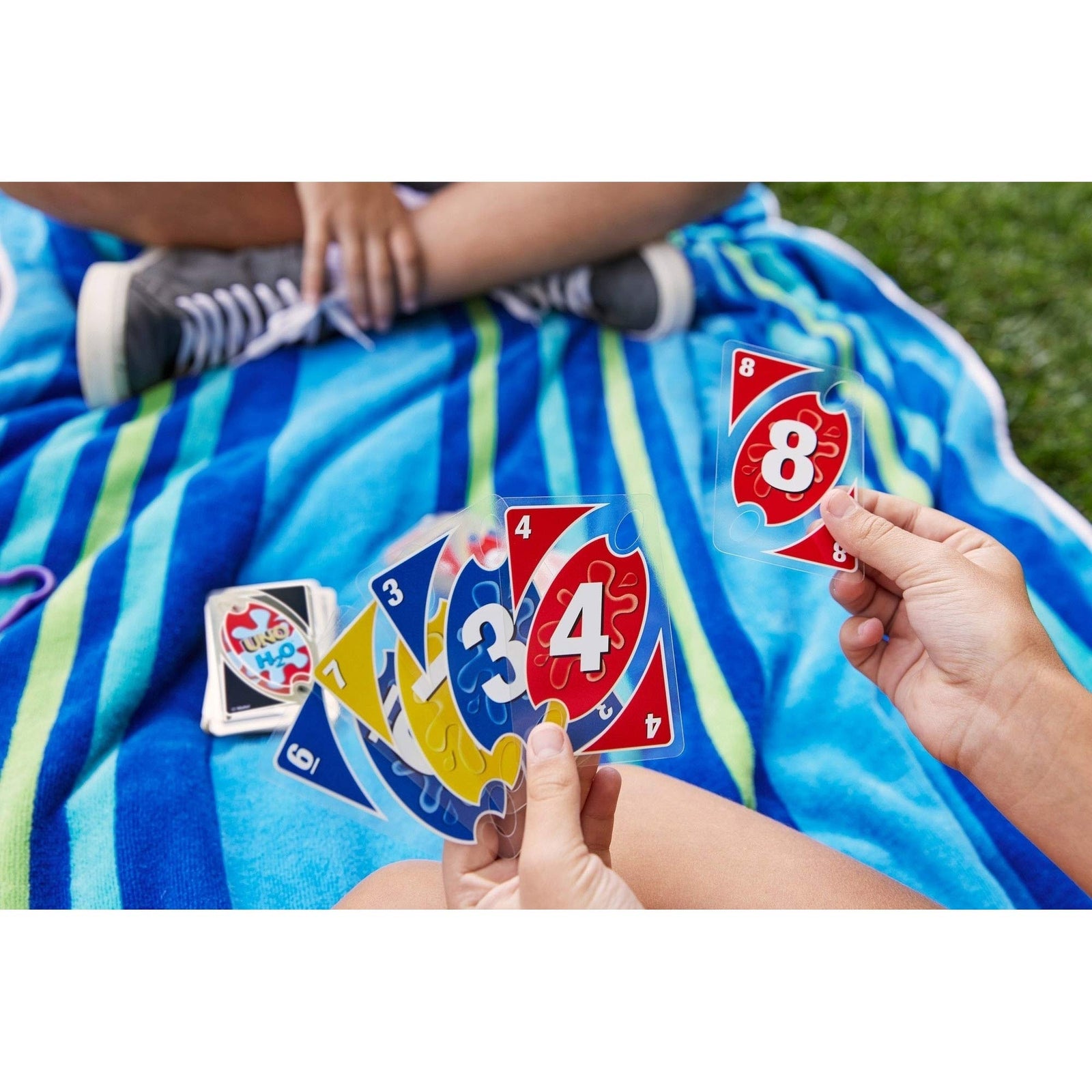 Mattel Games UNO Splash Card Game, Assorted (DHW42)