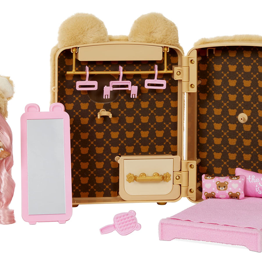 Na Na Na Surprise 3-in-1 Backpack Bedroom Playset Sarah Snuggles Fashion Doll in Exclusive Outfit, Fuzzy Teddy Bear Bag, Closet with Pillows & Blanket Accessories, Gift for Kids, Ages 5 6 7 8+ Years