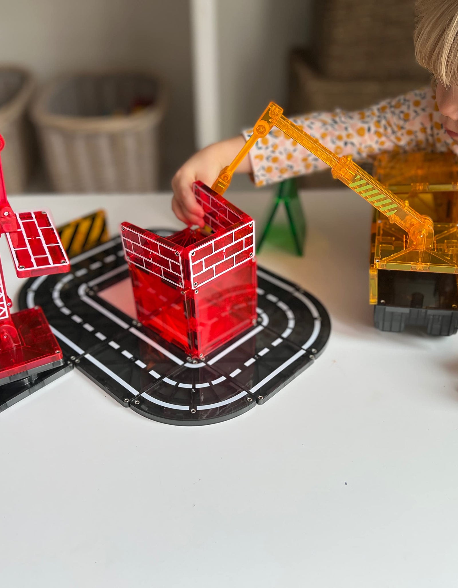 Magna-Tiles Builder Set, The Original Magnetic Building Tiles for Creative Open-Ended Play, Educational Toys for Children Ages 3 Years + (32 Pieces)