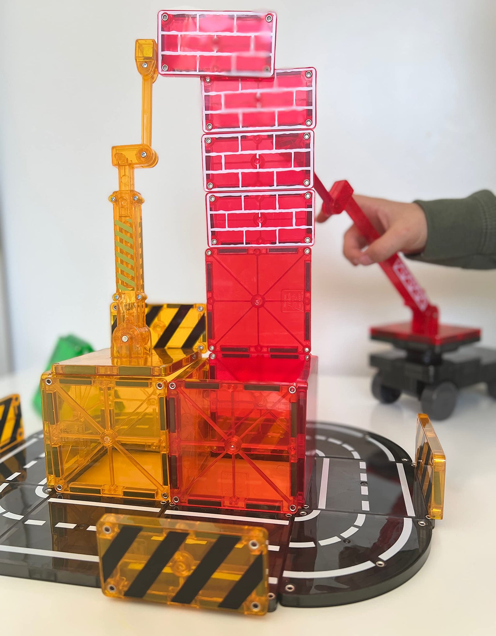 Magna-Tiles Builder Set, The Original Magnetic Building Tiles for Creative Open-Ended Play, Educational Toys for Children Ages 3 Years + (32 Pieces)