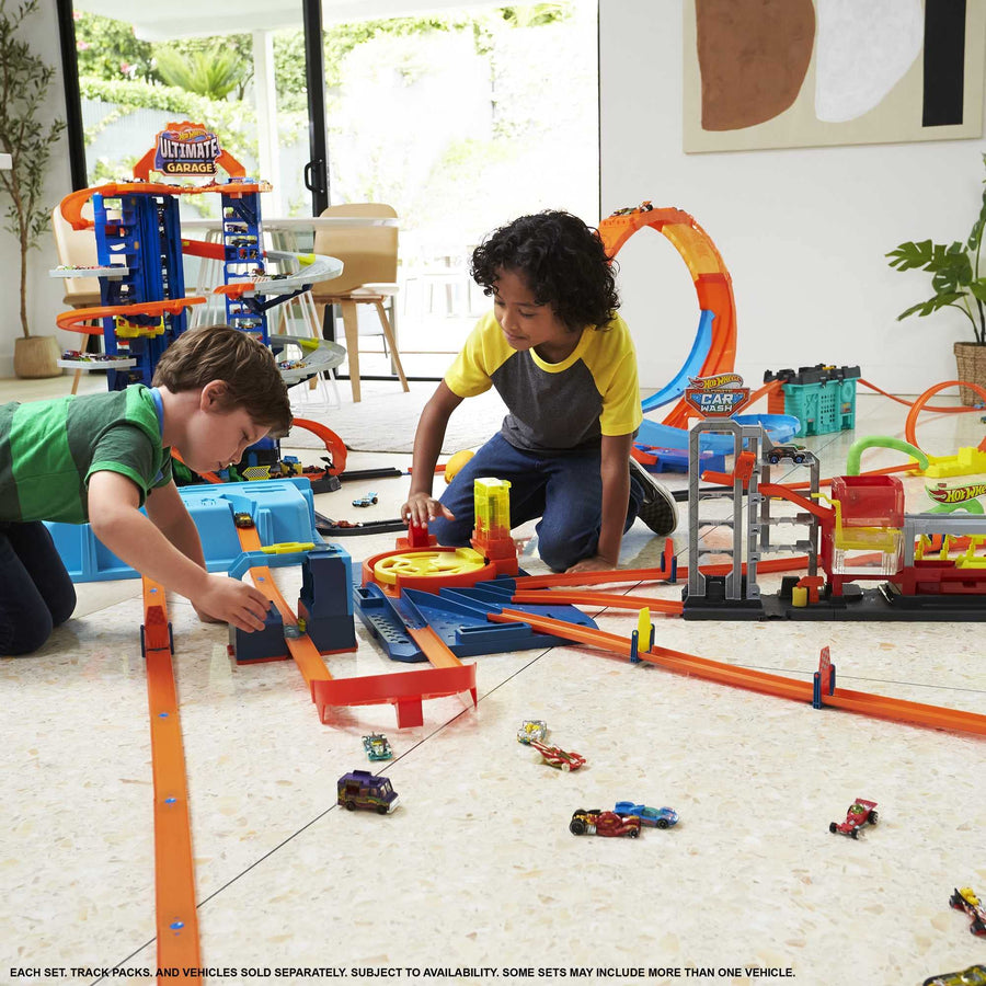 Hot Wheels Massive Loop Mayhem Track Set with Huge 28-Inch Wide Track Loop Slam Launcher, Battery Box & 1 1:64 Scale Car, Designed for Multi-Car Play, Gift for Kids 5 Years Old & Up