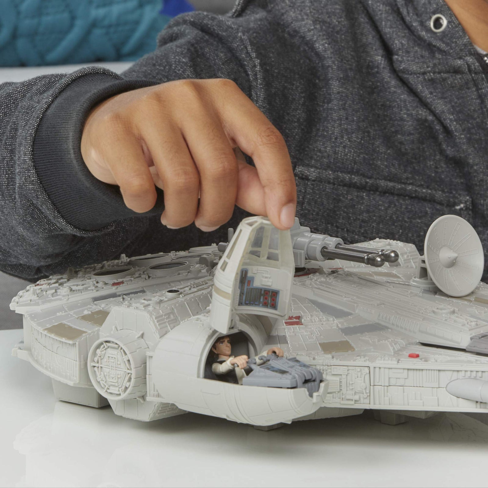 Star Wars Mission Fleet Han Solo Millennium Falcon 2.5-Inch-Scale Figure and Vehicle, Toys for Kids Ages 4 and Up