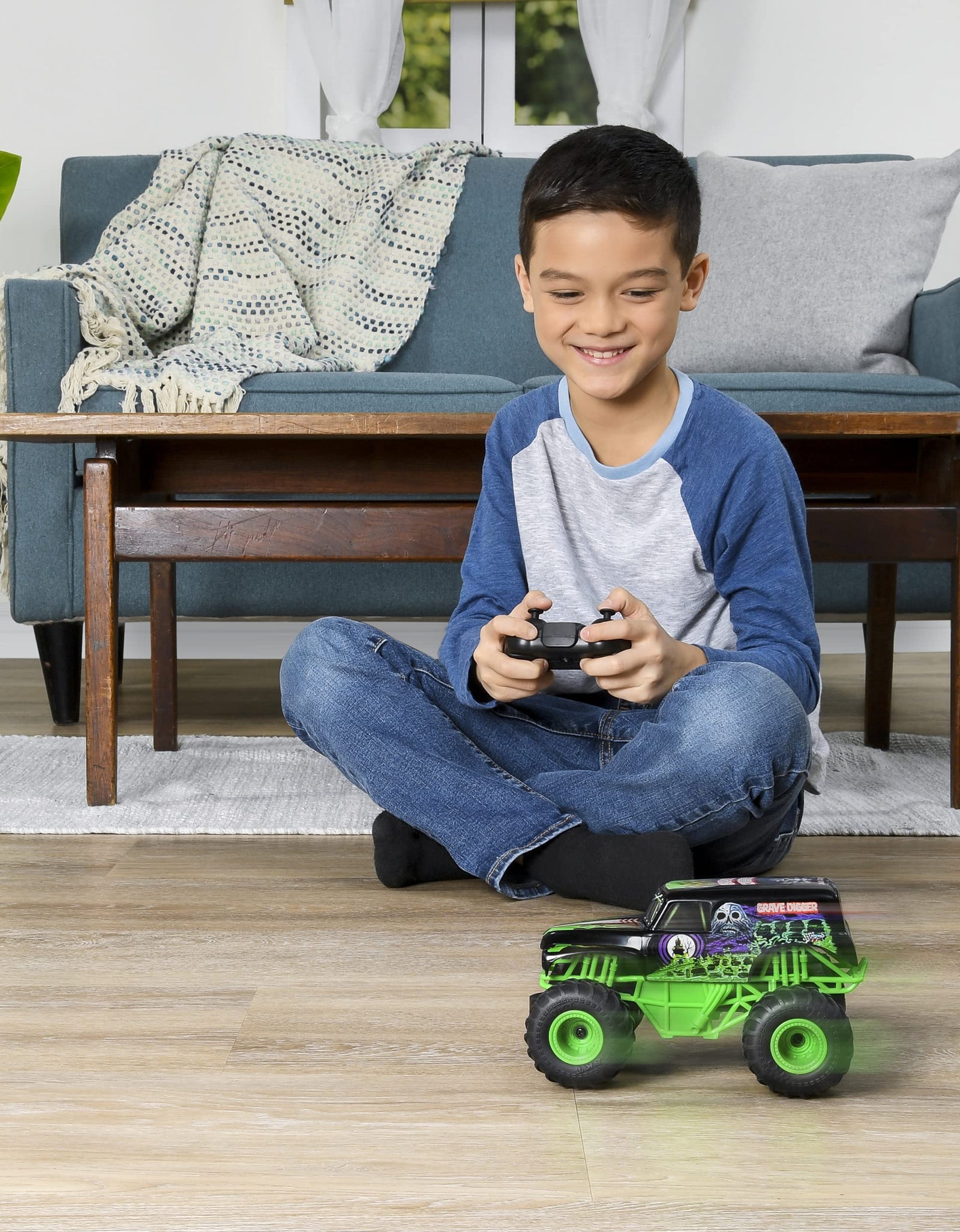 Monster Jam , Official Grave Digger Remote Control Monster Truck Toy, 1:24 Scale, 2.4 GHz, for Ages 4 and Up