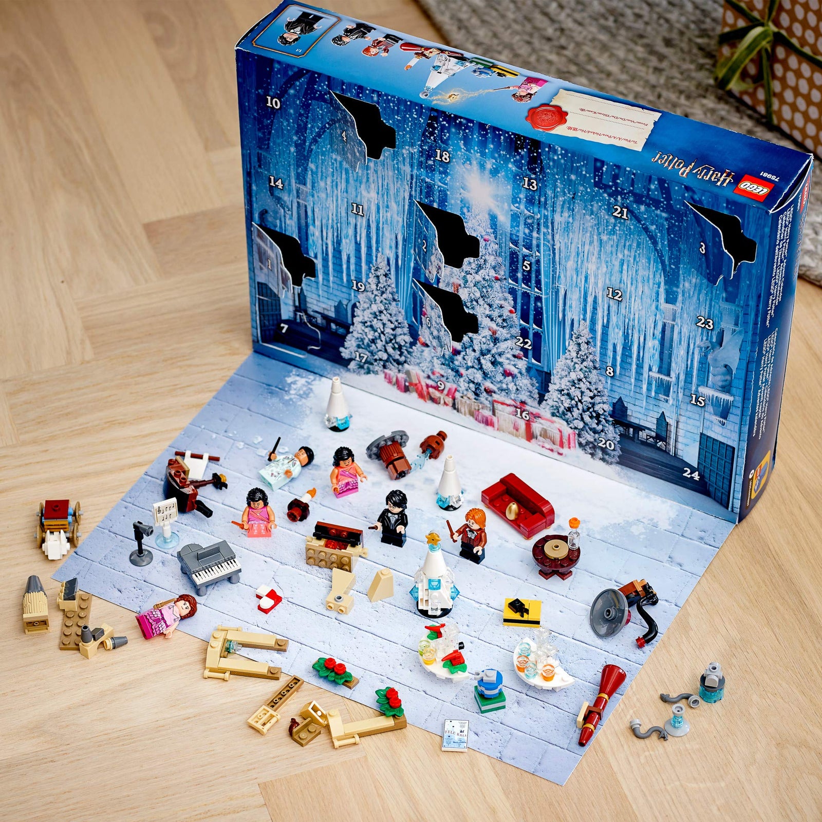 LEGO Harry Potter 2020 Advent Calendar 75981, Collectible Toys from The Hogwarts Yule Ball, Harry Potter and The Goblet of Fire and More, Great Christmas or Birthday Calendar Gift (335 Pieces)